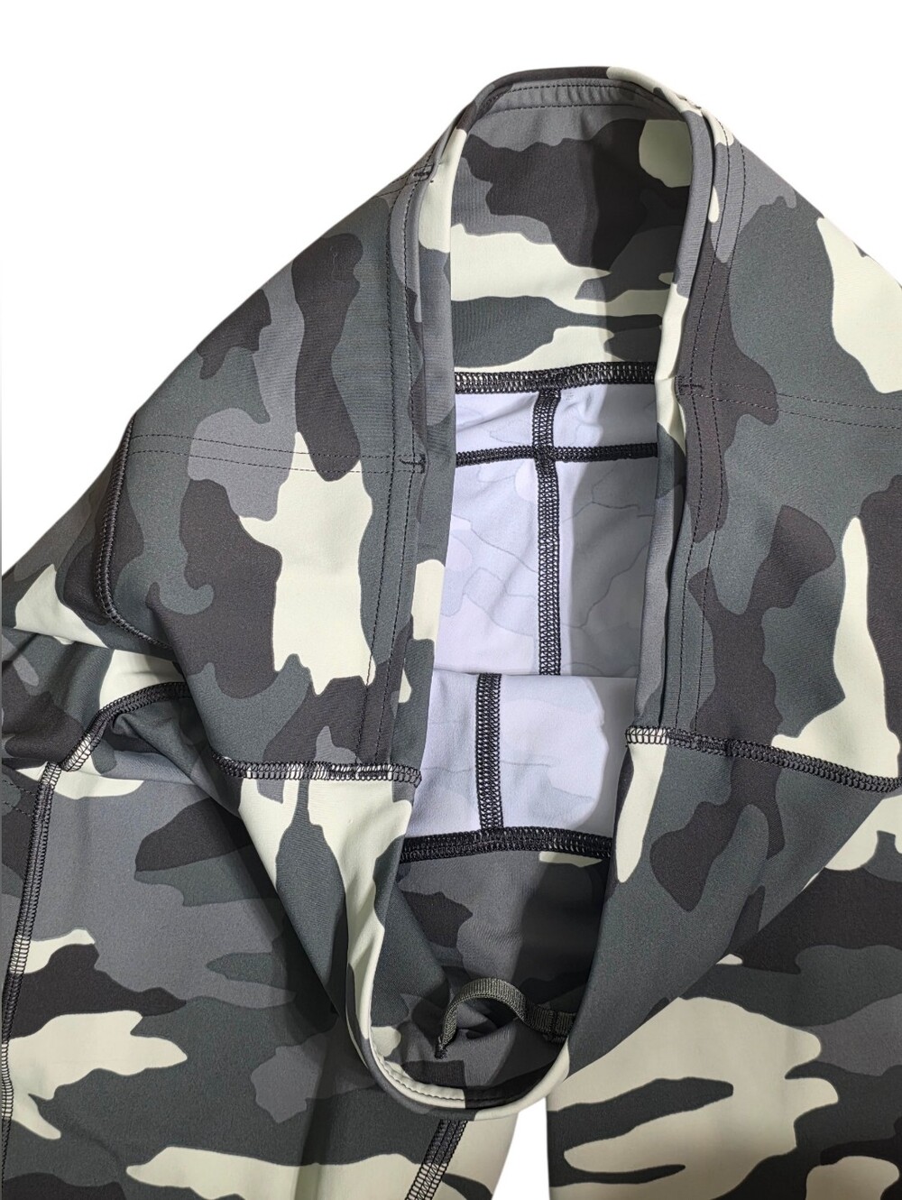 Lululemon Camo Crop Leggings Size 8 - Picture 3 of 4